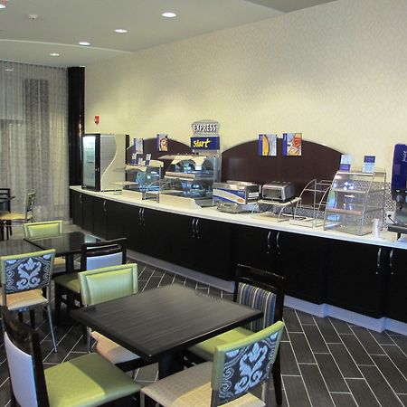 Holiday Inn Express & Suites Kansas City Airport By Ihg Eksteriør billede