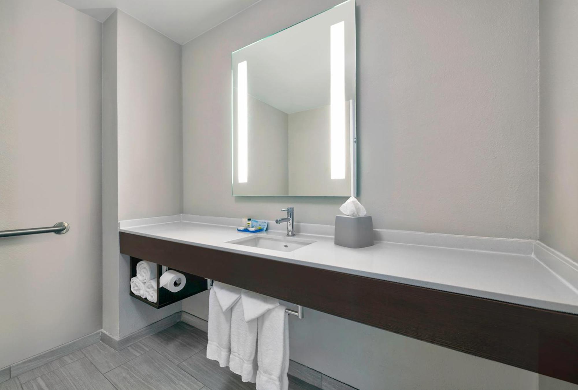 Holiday Inn Express & Suites Kansas City Airport By Ihg Eksteriør billede