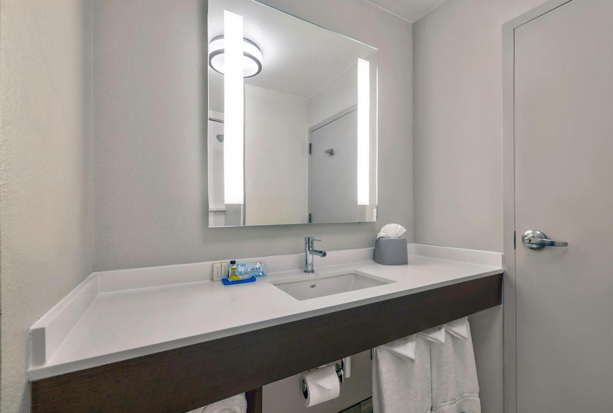 Holiday Inn Express & Suites Kansas City Airport By Ihg Eksteriør billede