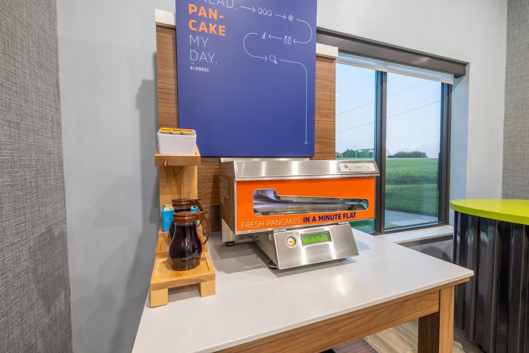 Holiday Inn Express & Suites Kansas City Airport By Ihg Eksteriør billede