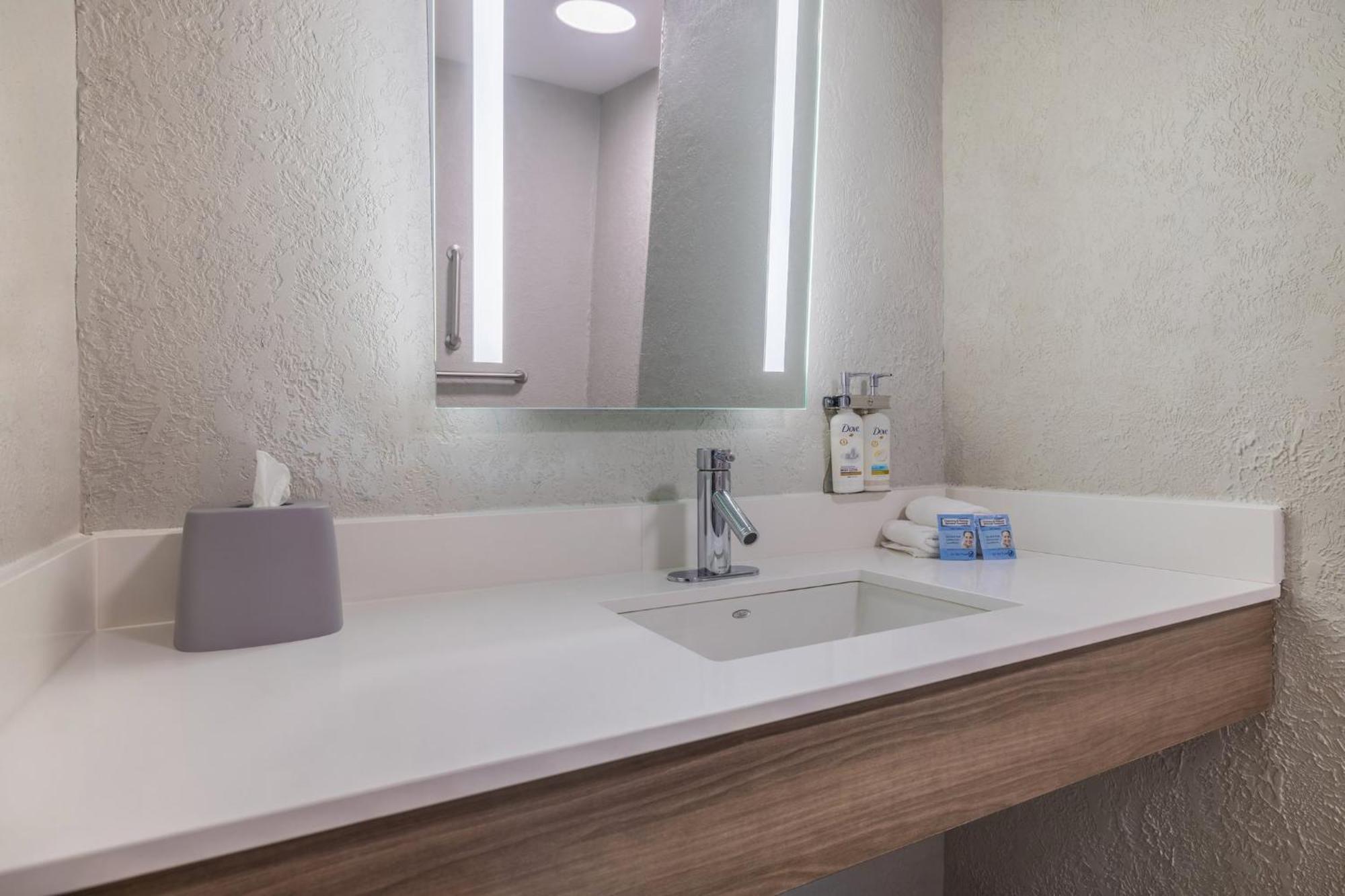 Holiday Inn Express & Suites Kansas City Airport By Ihg Eksteriør billede