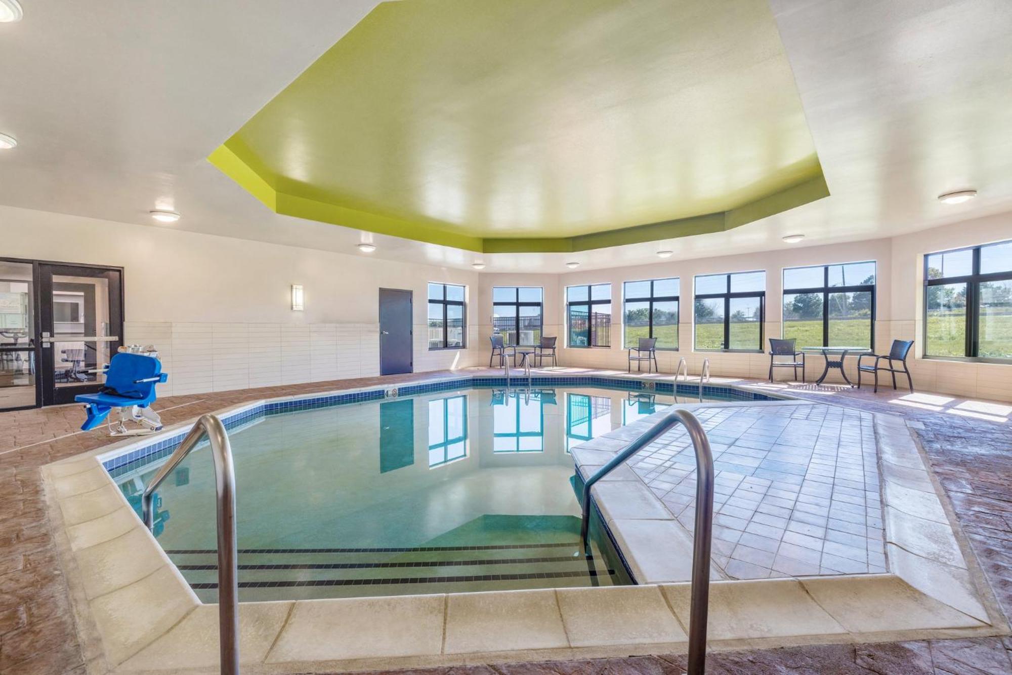 Holiday Inn Express & Suites Kansas City Airport By Ihg Eksteriør billede