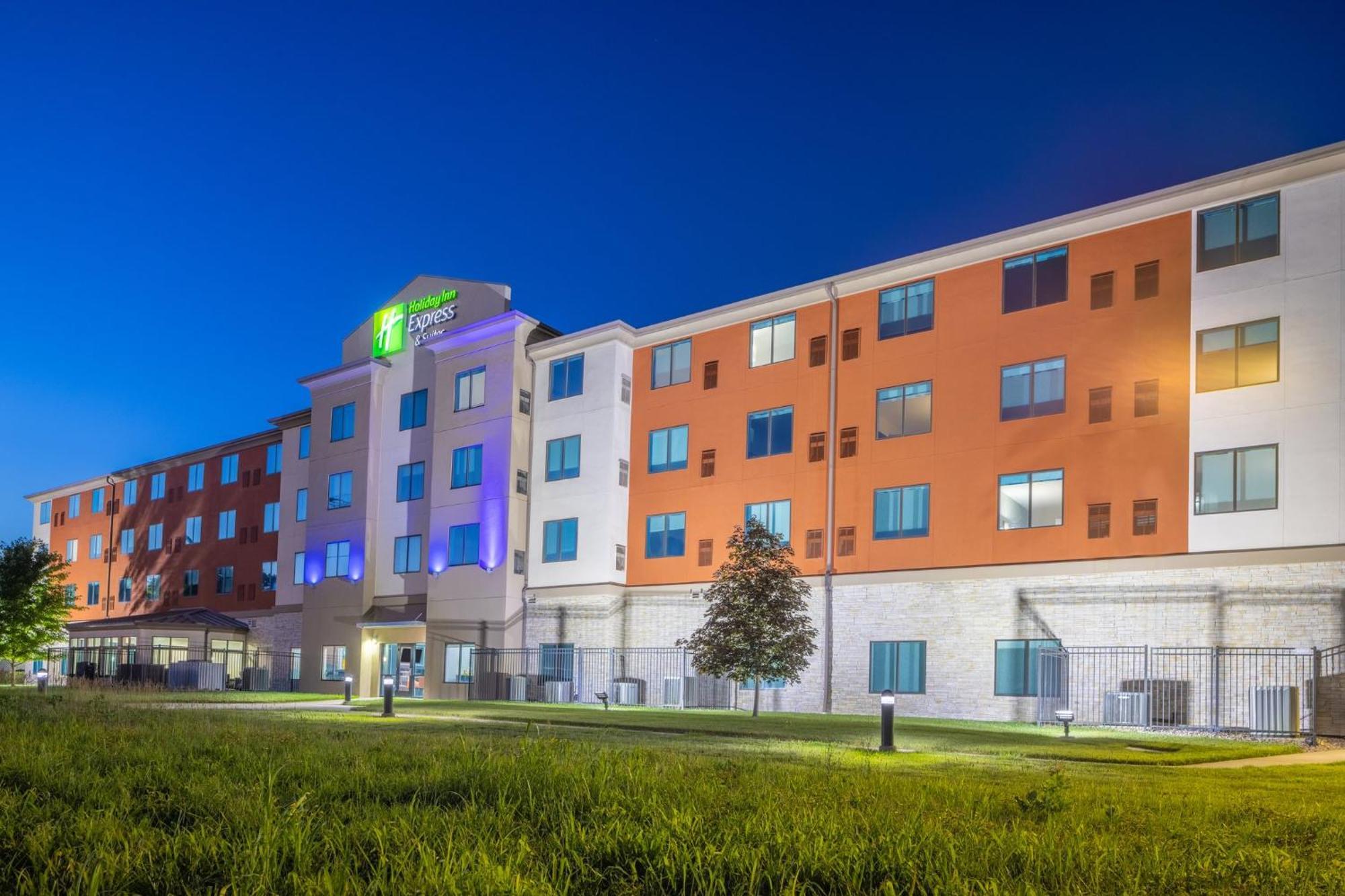 Holiday Inn Express & Suites Kansas City Airport By Ihg Eksteriør billede