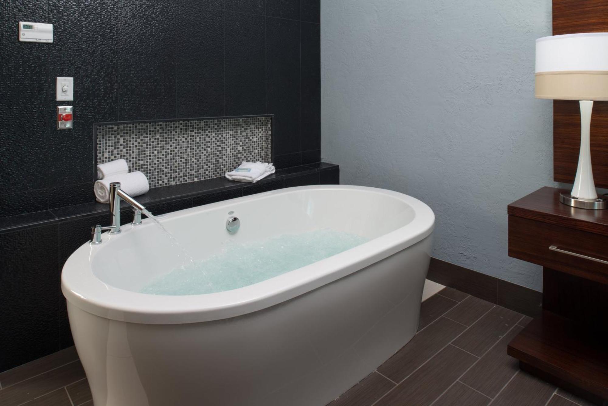 Holiday Inn Express & Suites Kansas City Airport By Ihg Eksteriør billede